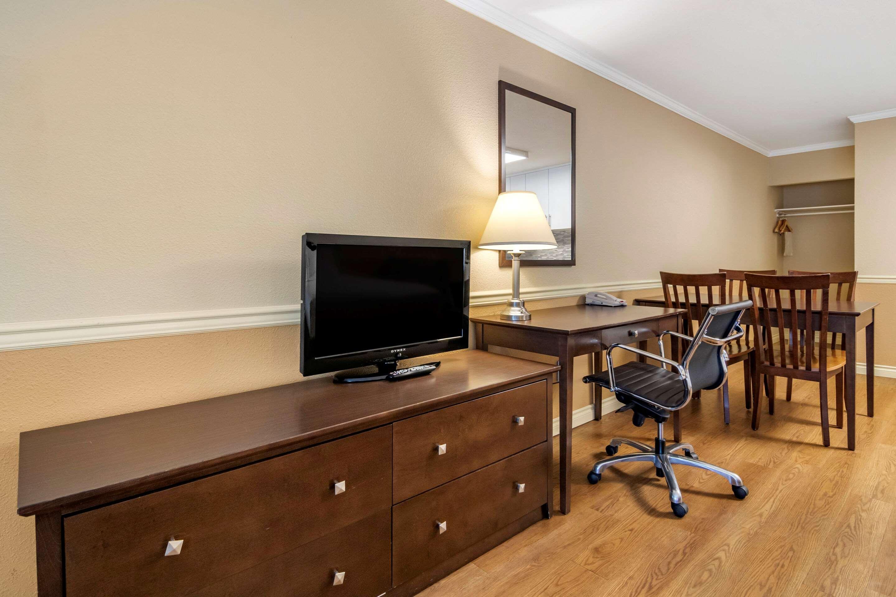 Econo Lodge Inn & Suites Kelowna Luaran gambar