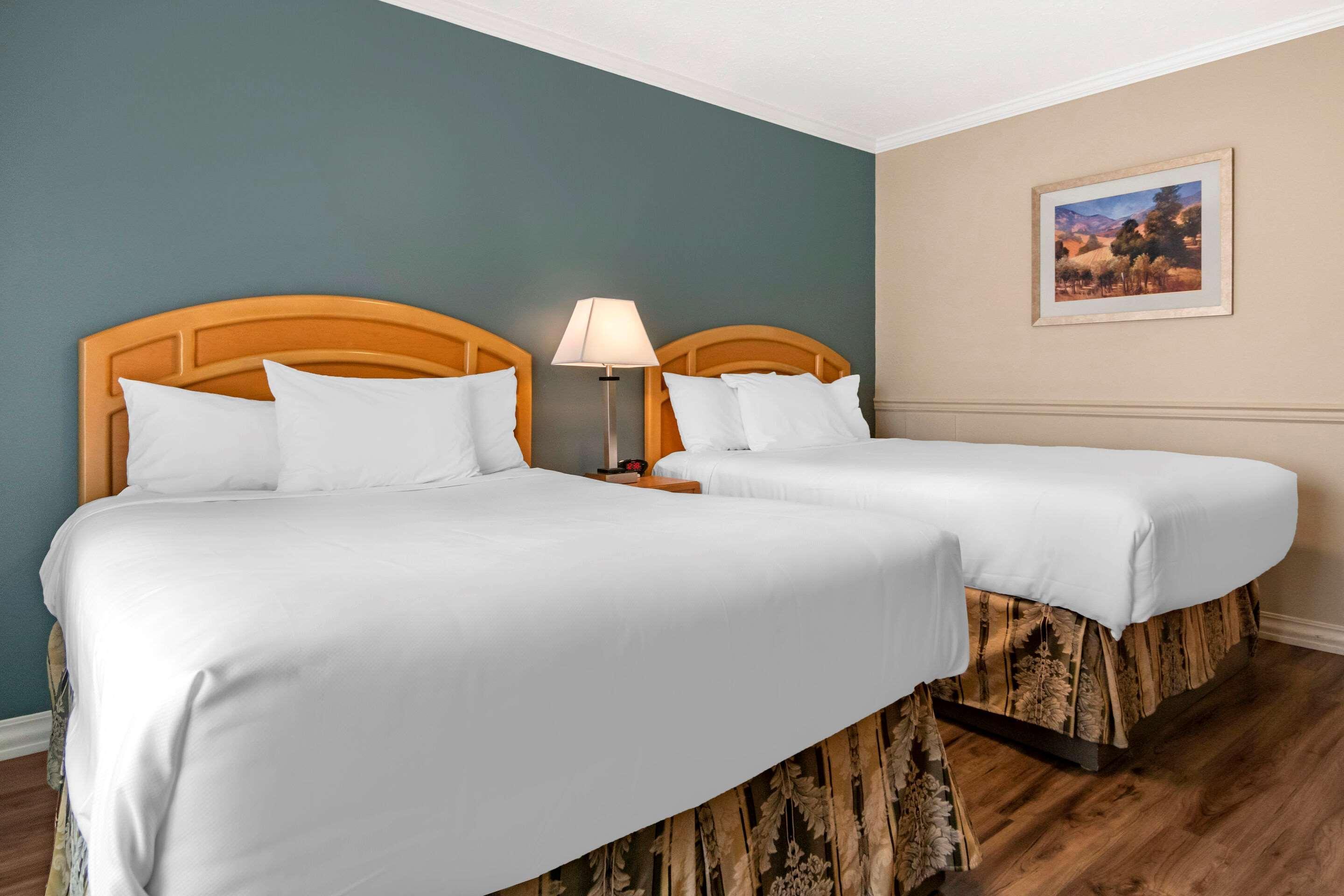 Econo Lodge Inn & Suites Kelowna Luaran gambar
