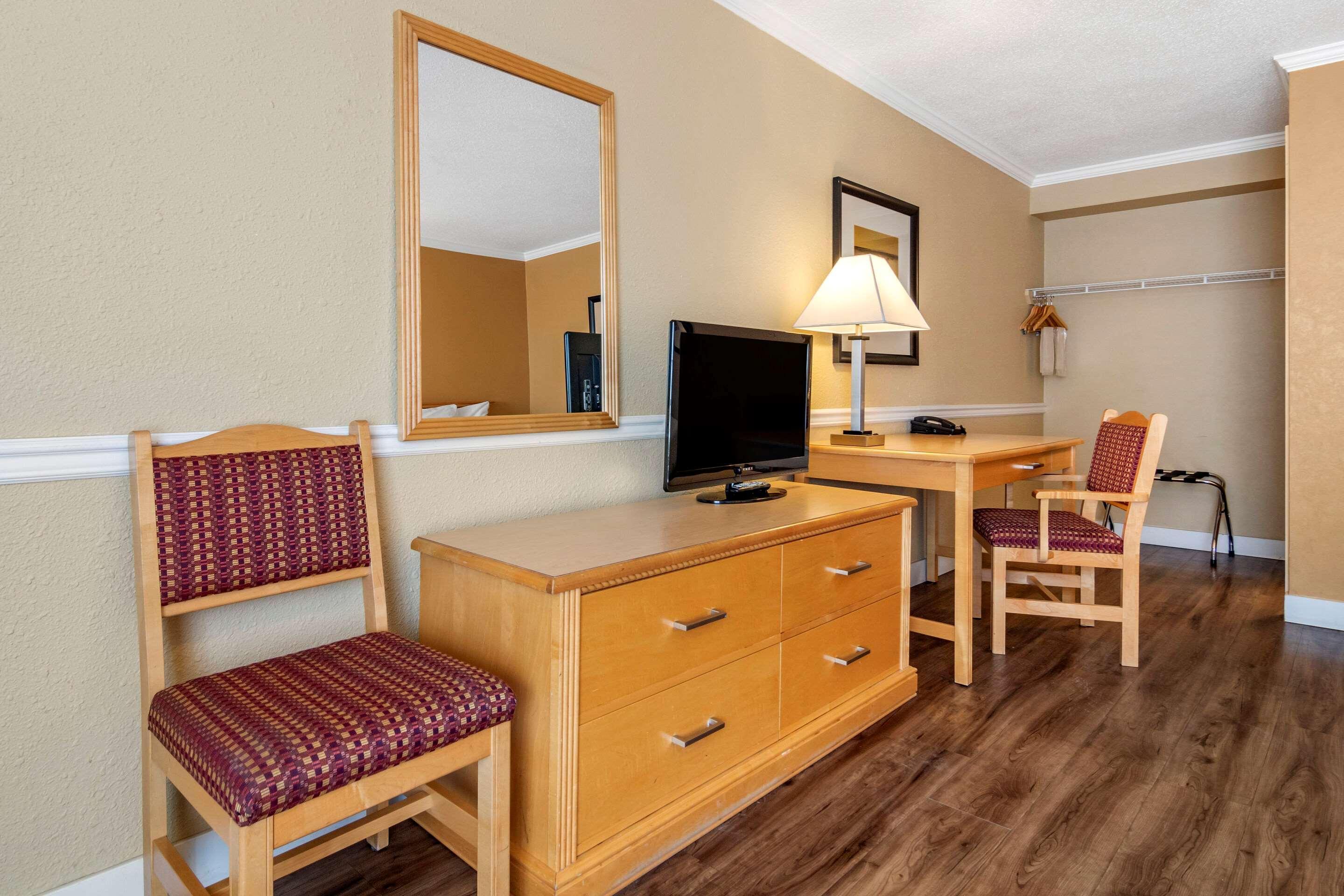 Econo Lodge Inn & Suites Kelowna Luaran gambar